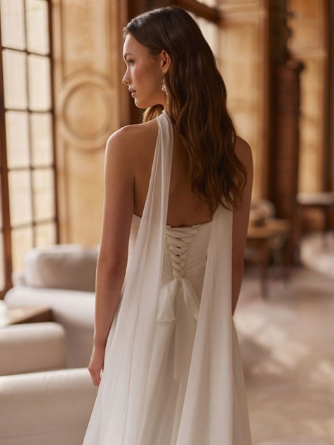 Brautkleid aus fliessendem Chiffon mit Herzausschnitt und Beinschlitz