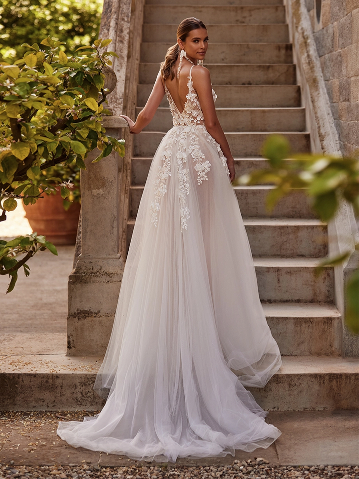 Modernes Hochzeitskleid mit 3D-Blüten im Oberteil, Body und hohem Beinschlitz in Blush