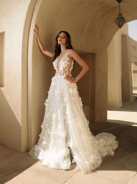 Brautkleid in A-Linie mit 3D-Blüten, Beinschlitz, V-Ausschnitt und tiefem Rücken, Modell Dulcinea von Agnieszka Swiatly bei MaBelle Brautboutique