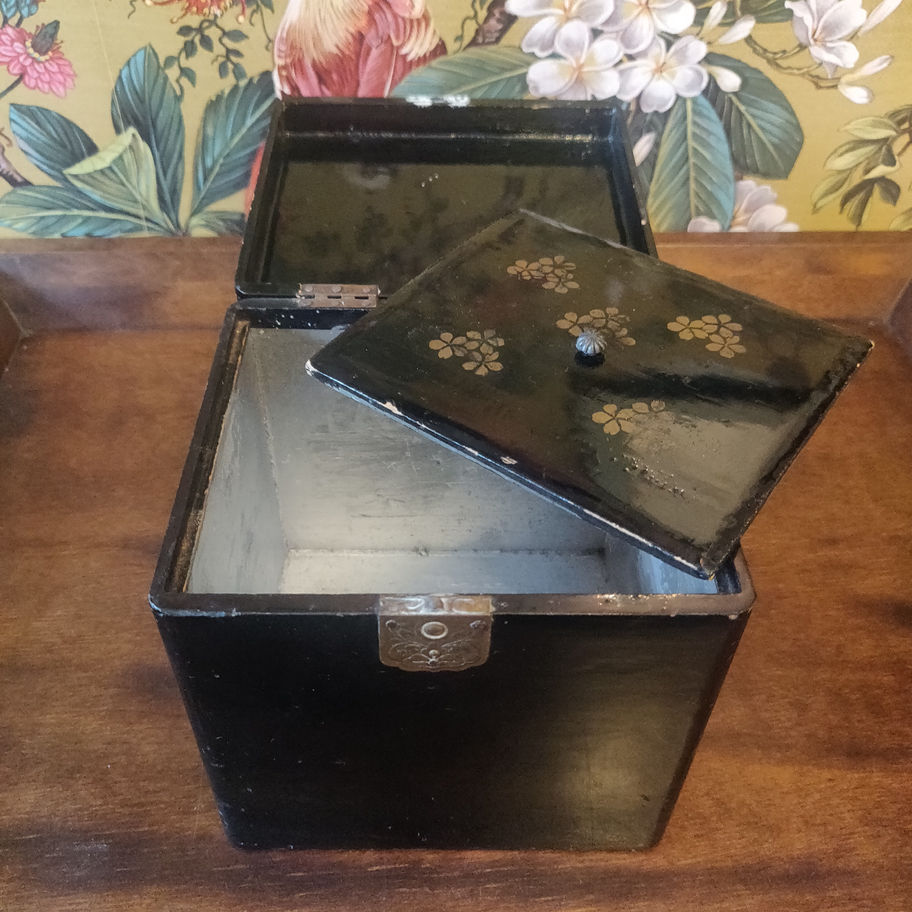 Antique Victorian late 19th century or early 20th century Japanese Tea caddy
