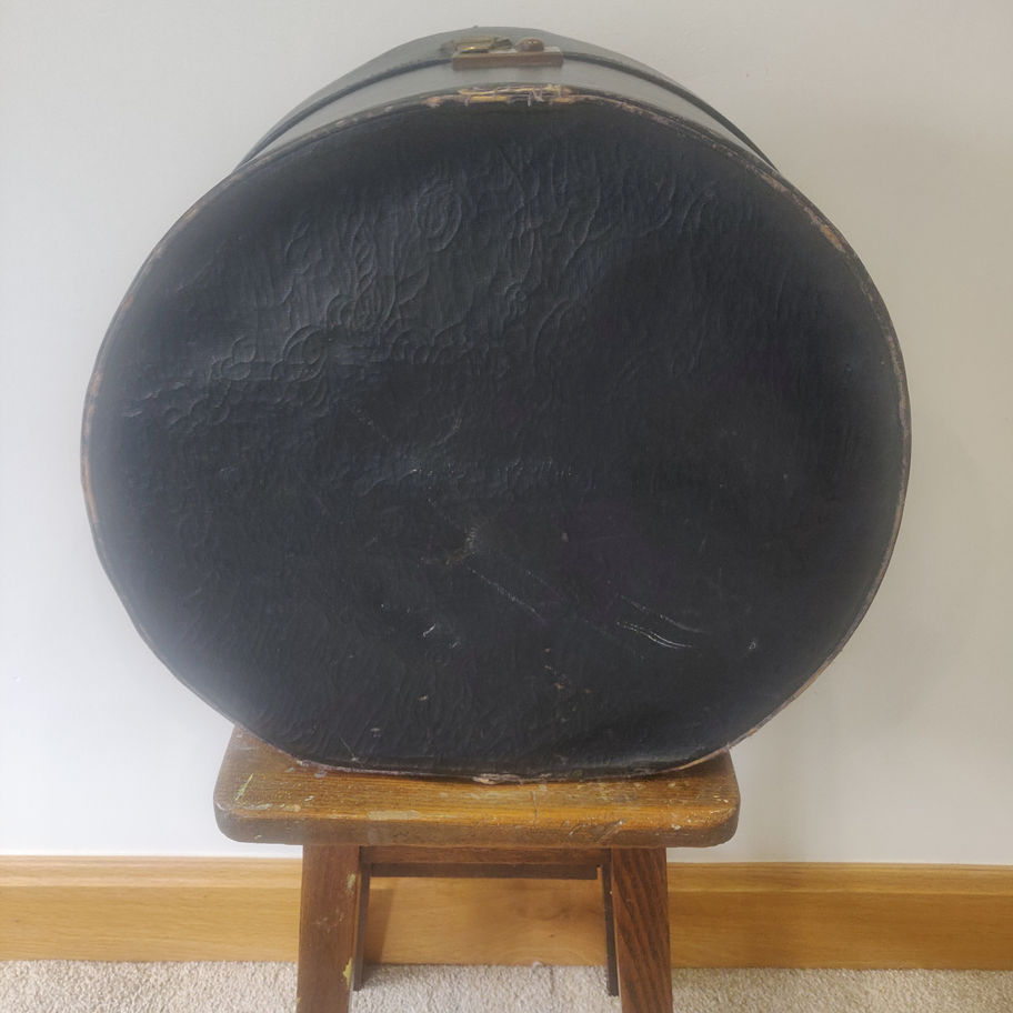 Antique Victorian late 19th or early 20th century silk lined leather hat box