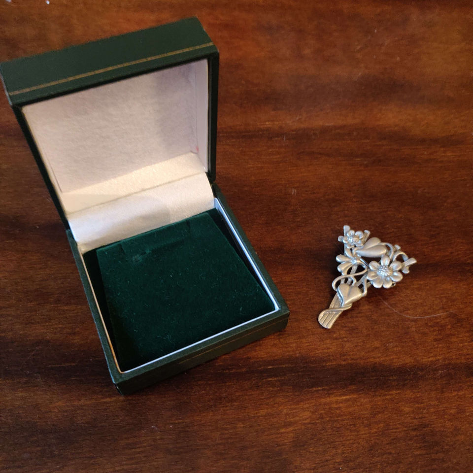 Vintage pewter flower Posey brooch