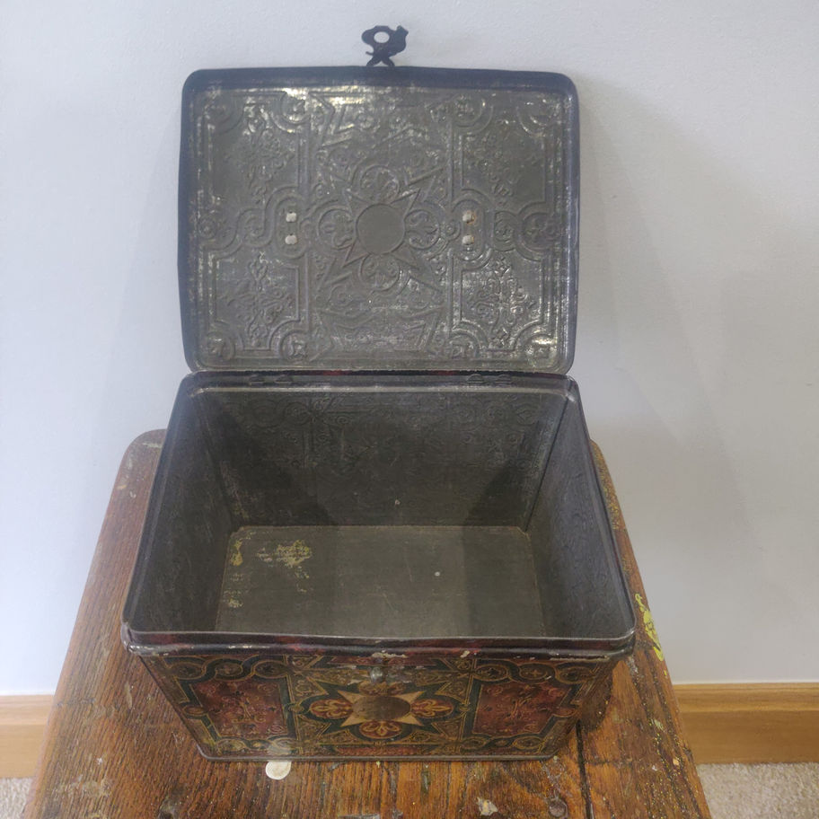Vintage Huntley and Palmer's highly decorated rare and in amazing condition tin