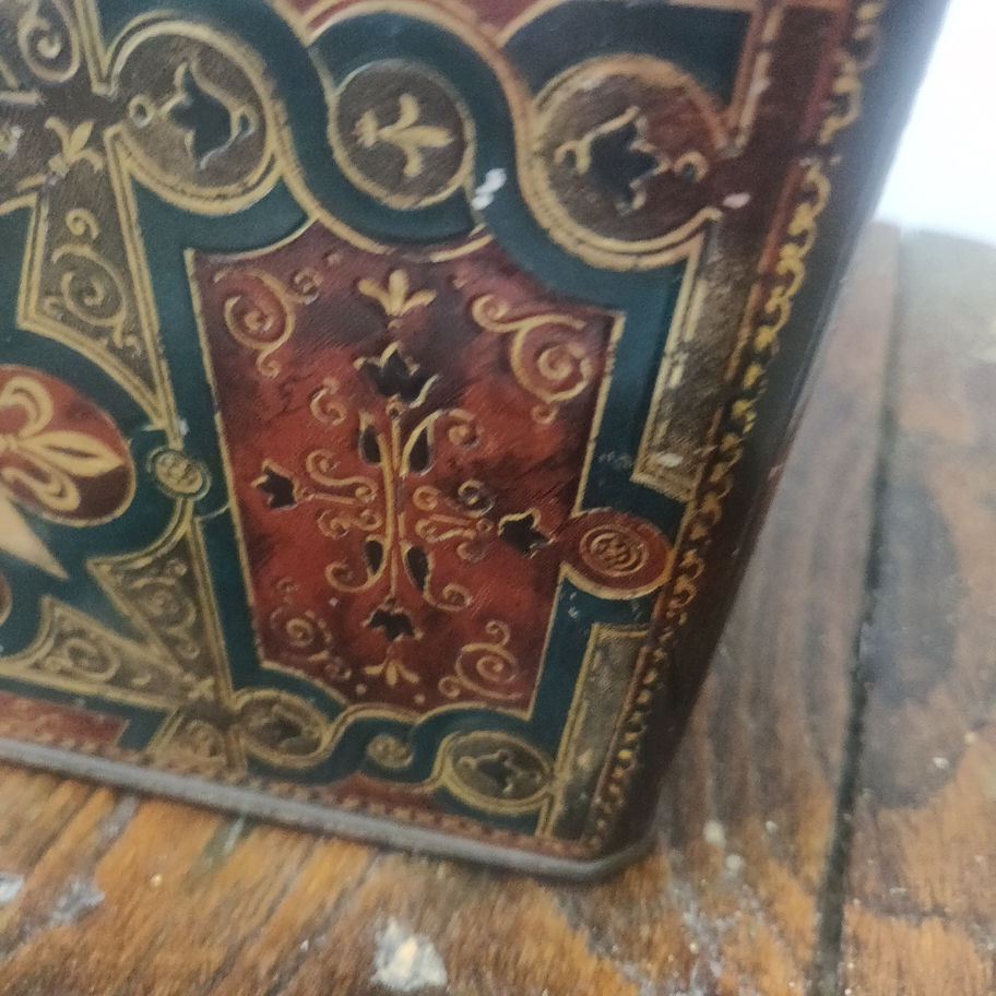 Vintage Huntley and Palmer's highly decorated rare and in amazing condition tin