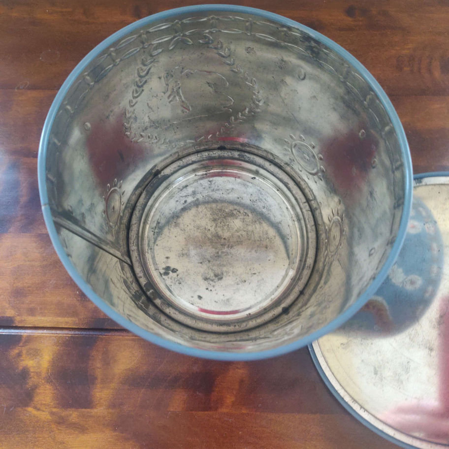 Vintage 1950s Riley's toffee tin amazing condition