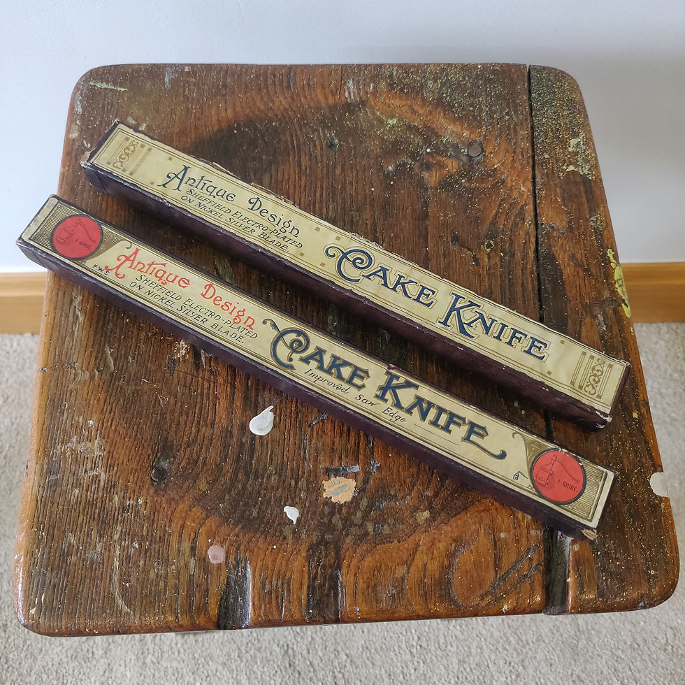 縮圖：Antique early 20th century cake knife in original box with an original empty box