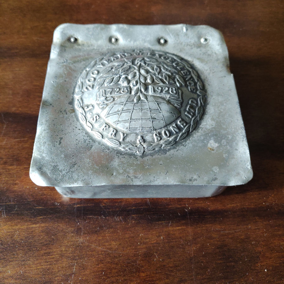 Vintage 1928 Commonwealth 200 years 1728 to 1928 J.S Fry tin rare!!