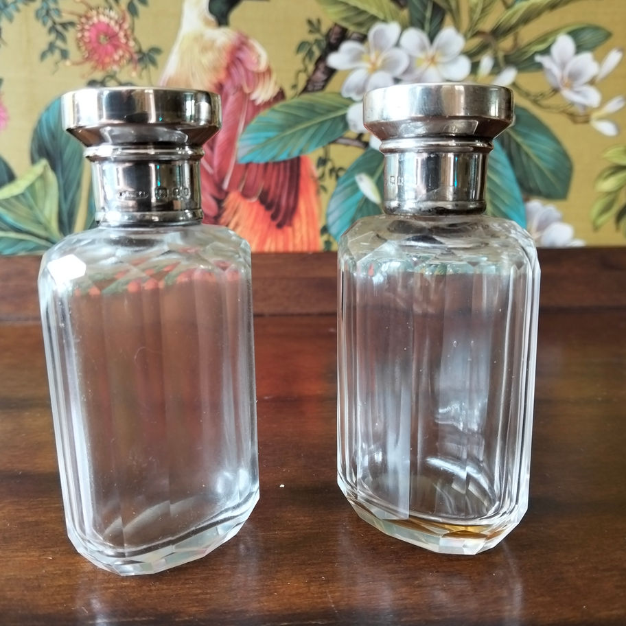 Antique 1901 Edwardian pair of London silver top facetted scent bottles chj?