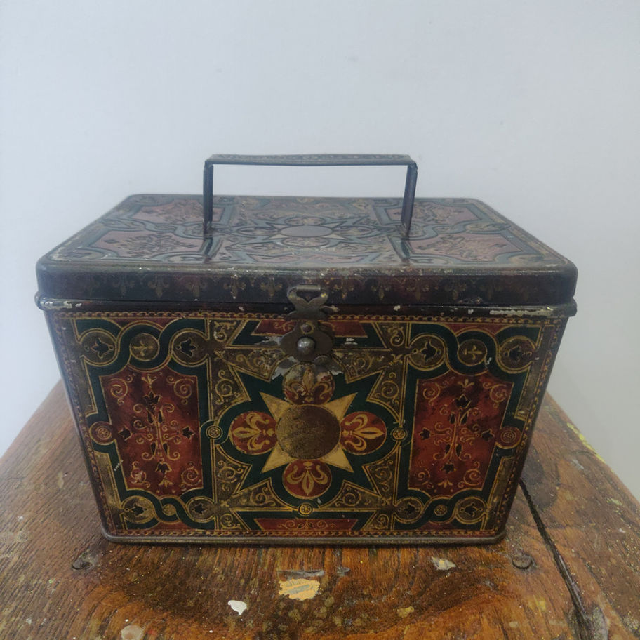 Vintage Huntley and Palmer's highly decorated rare and in amazing condition tin
