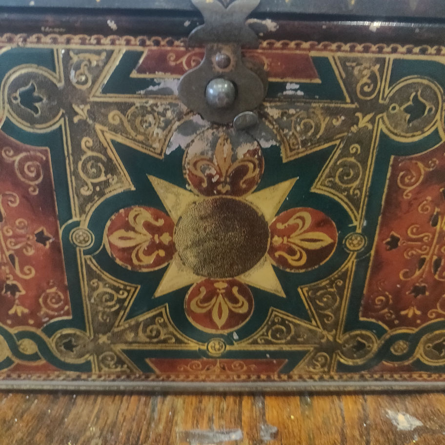Vintage Huntley and Palmer's highly decorated rare and in amazing condition tin