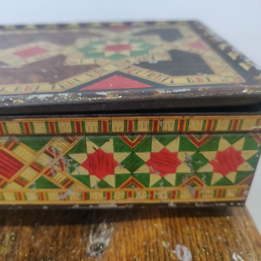 Vintage May be older Huntley and Palmer's biscuit tin very rare ! collectible