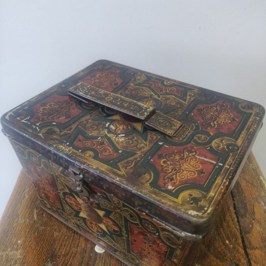 Vintage Huntley and Palmer's highly decorated rare and in amazing condition tin
