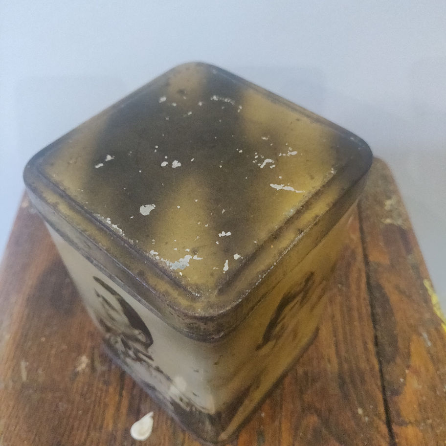 Vintage 1937 king George VII coronation biscuit tin by E.I. co Ltd rare !!