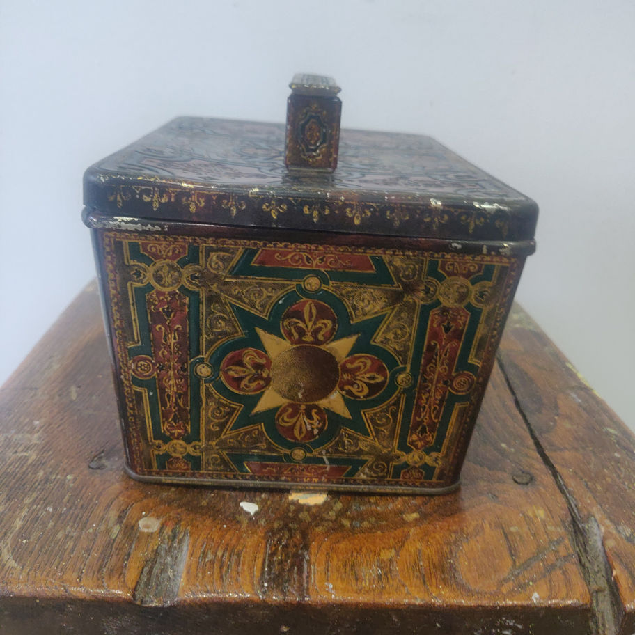 Vintage Huntley and Palmer's highly decorated rare and in amazing condition tin