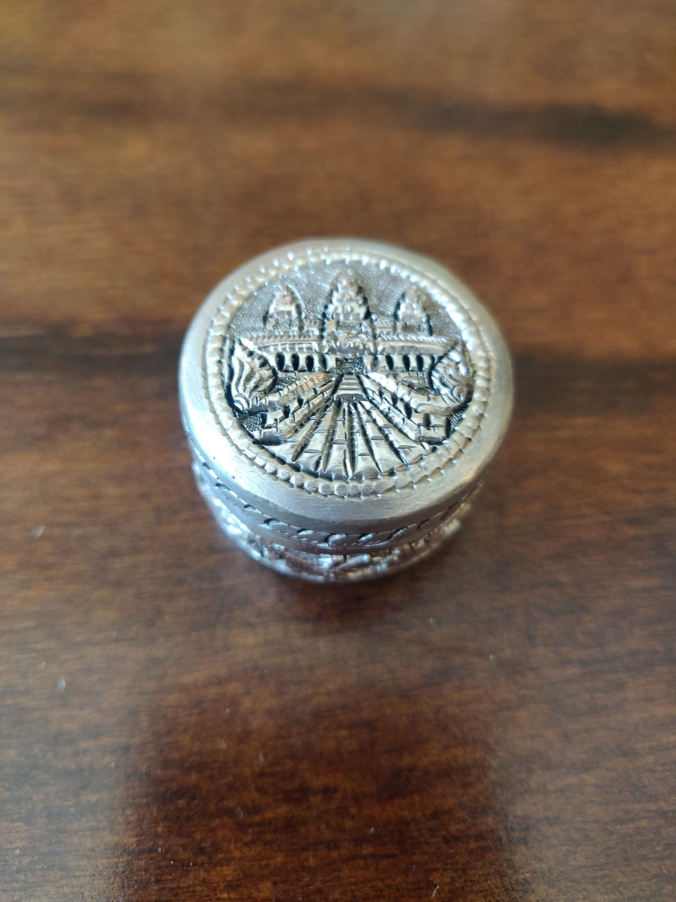 縮圖：Vintage Indian possibly silver sindor or Kum Kum box used for Hindu weddings