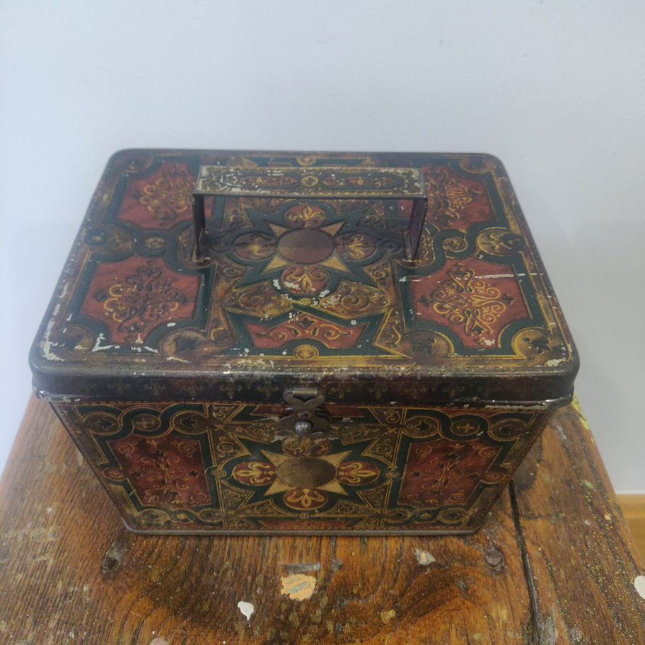 Vintage Huntley and Palmer's highly decorated rare and in amazing condition tin
