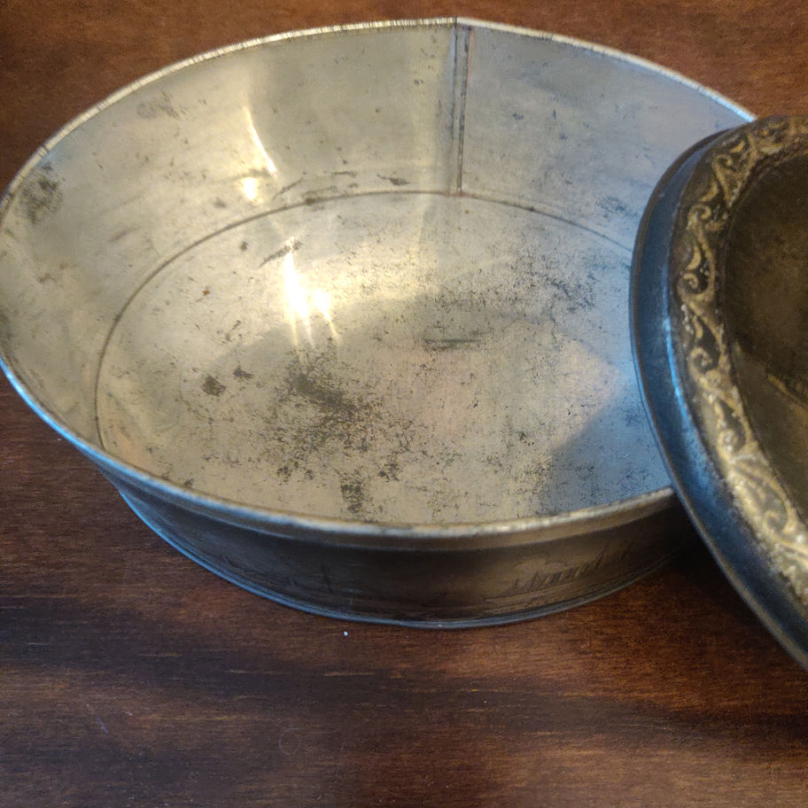 Vintage mid century Benson toffee tin featuring the queen Mary and other ships