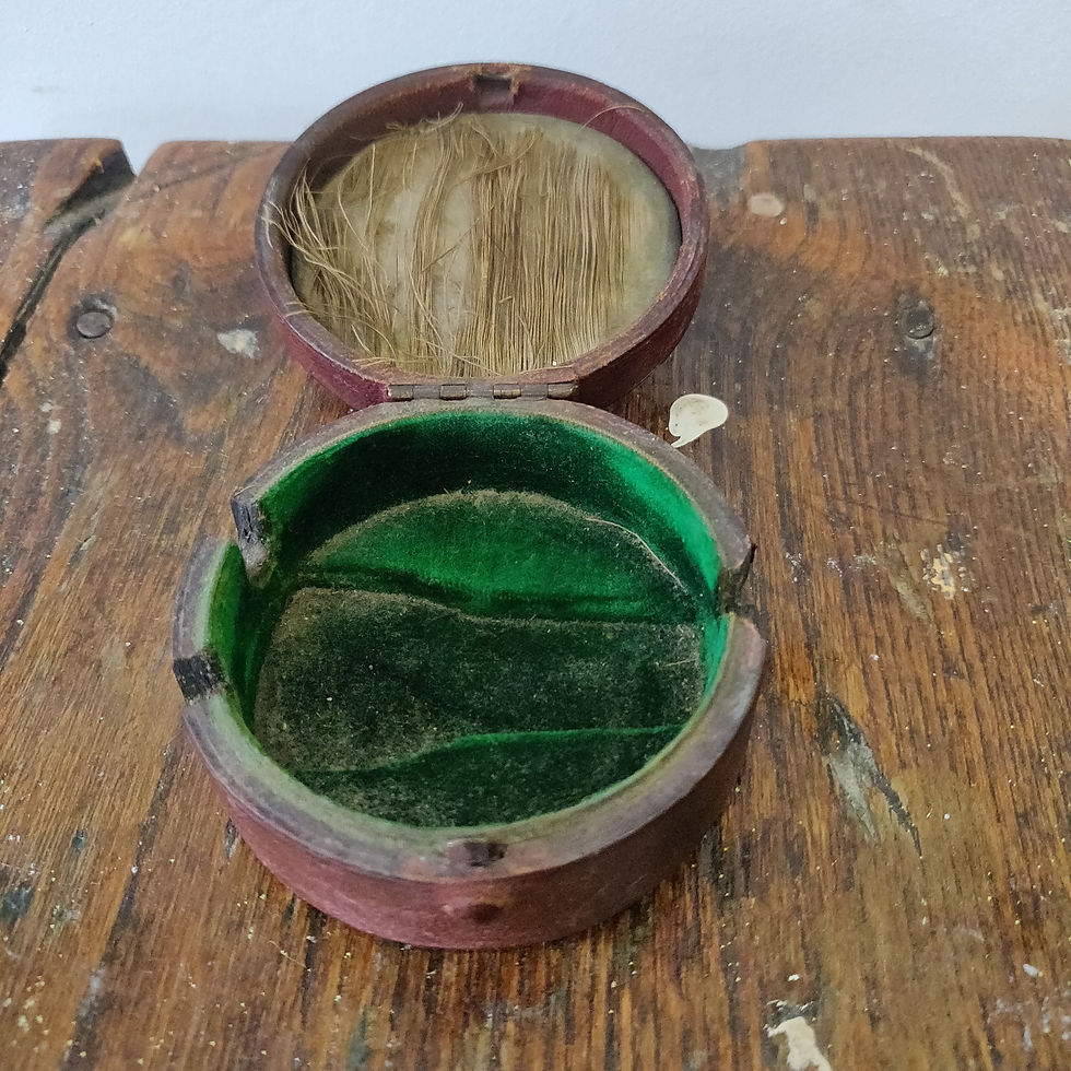 Antique early 20th or late 19th century Victorian  pocket barometer leather case