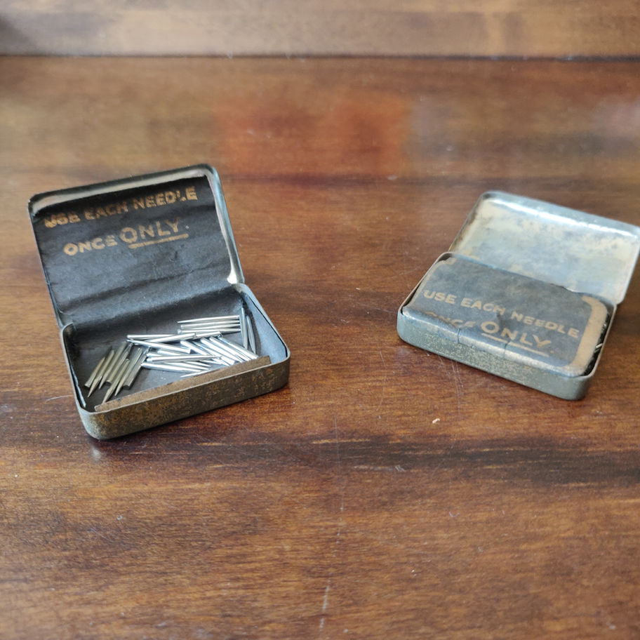 Vintage early 20th century pair of Columbia gramophone needles tin boxes