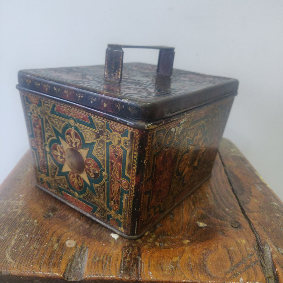Vintage Huntley and Palmer's highly decorated rare and in amazing condition tin