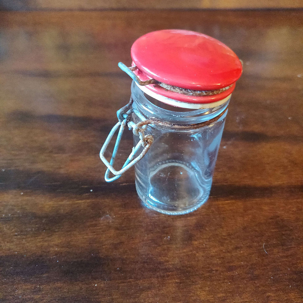 縮圖：Vintage glass spice jar with metal closing and red top