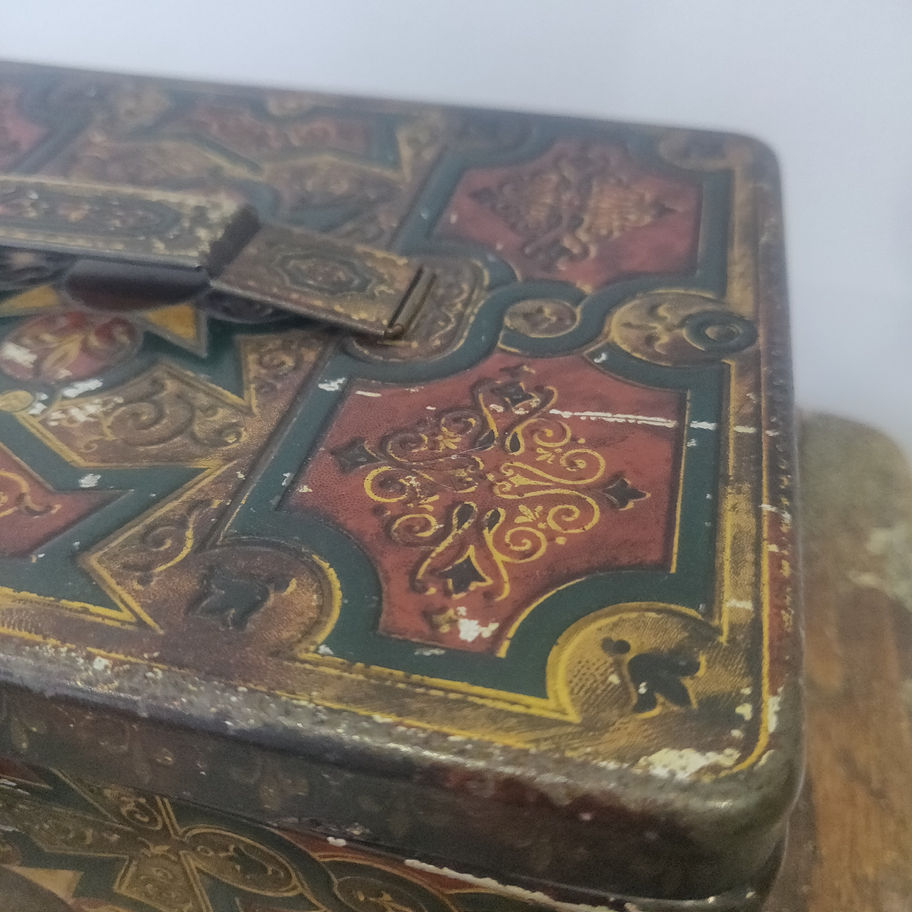 Vintage Huntley and Palmer's highly decorated rare and in amazing condition tin