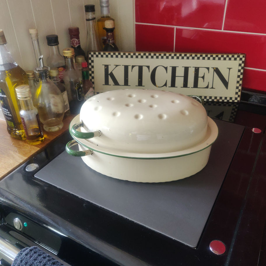 Vintage 1940s/50s enamel oval roasting tin with lovely green handles