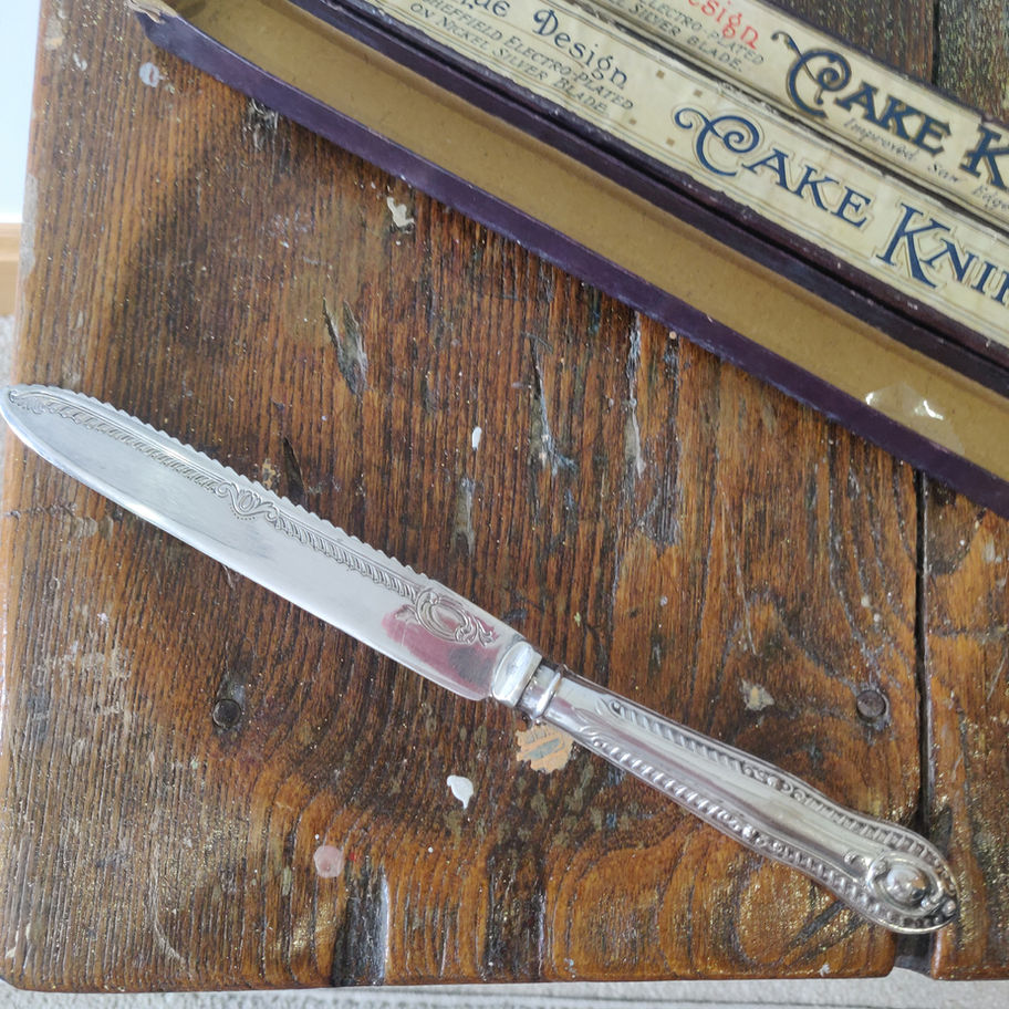 Antique early 20th century cake knife in original box with an original empty box