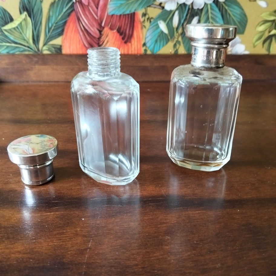 Antique 1901 Edwardian pair of London silver top facetted scent bottles chj?