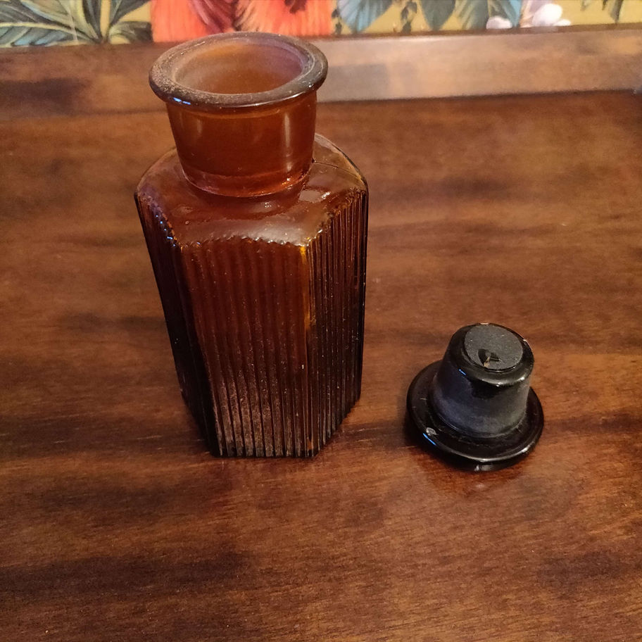 Antique small apothecary poison bottle die rosen -apotheke ffm.salzhaus 3