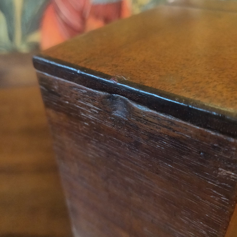 Antique Victorian late 19th century or early 20th century mahogany tea caddy