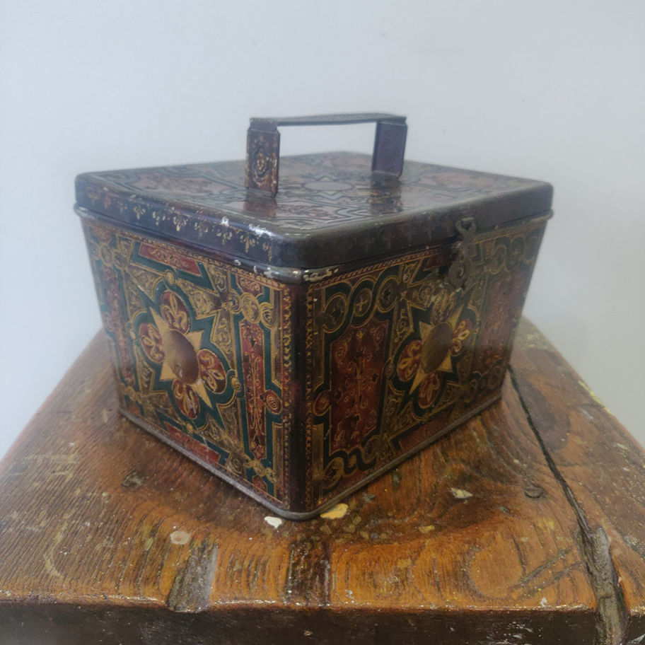 Vintage Huntley and Palmer's highly decorated rare and in amazing condition tin