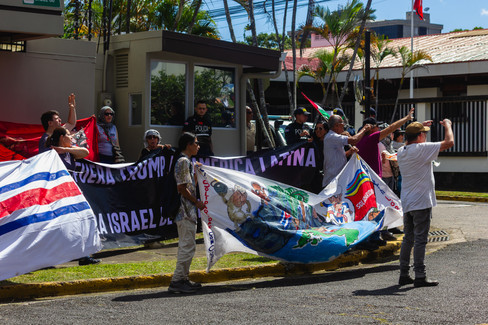 Arriba: la solidaridad con la Revolución Cubana gritando a viva voz.