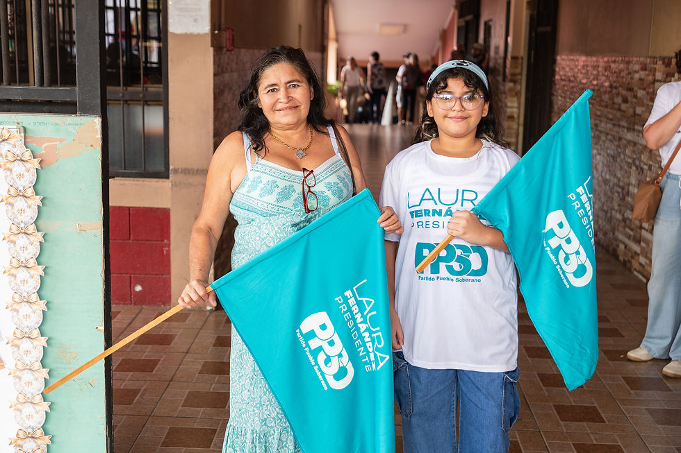 Una votante de Laura Fernández con su hija, 1 de febrero de 2026. Fotografía: Allan Barboza-Leitón | Colectivo de Comunicación LaKanaya.