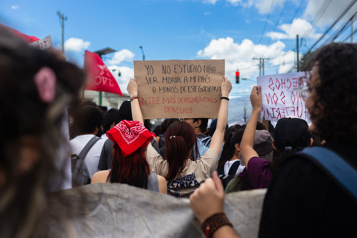 Estudiantes se manifiestan frente a los portones de la Casa Presidencial de Costa Rica.