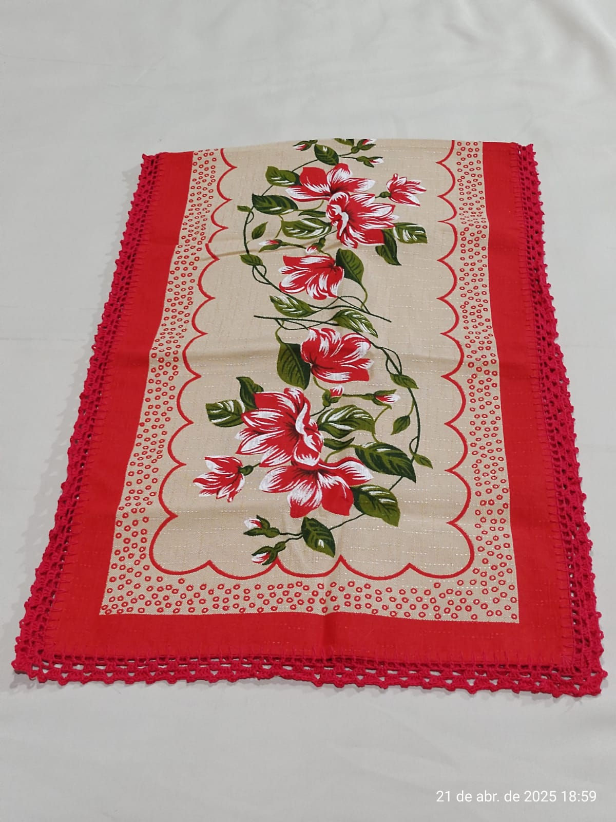 Caminho de mesa floral vermelho