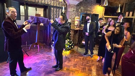 Ari Phillips Magician_Finnegan Europe Xmas Magic_063.png