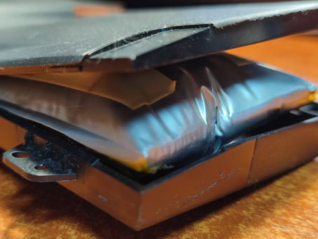 🚨 Uwaga na napuchnięte baterie w laptopach! 🚨