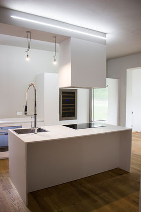 Cucina realizzata su misura a Correggio. Lavorazione di falegnameria realizzato artigianalmente. Cucina su disegno a Carpi.
Cucina Laccata opaca a Modena con piano top in Corian Du Pont