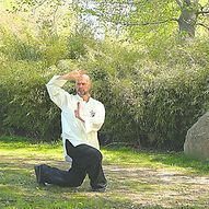 Qigong som österländsk energiträning för balans, närvaro och energiflöde hos Garden of Feathers.