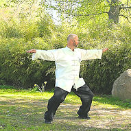 Tai chi som österländsk energiträning för balans, fokus och inre stillhet hos Garden of Feathers.