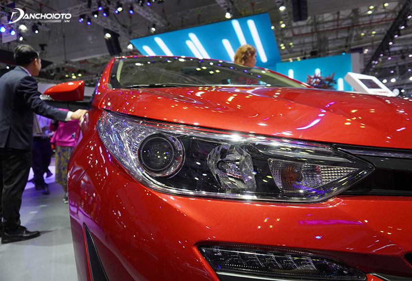 Đèn trước của Toyota Vios 2020 được đẩy nhiều sang 2 góc, chốt mỏng, kéo dài hiện đại