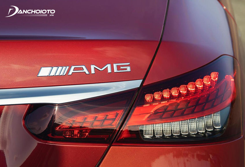 Mercedes E300 AMG 2023 có cụm đèn hậu “đắt giá” với đồ hoạ LED 3 tầng sắc sảo