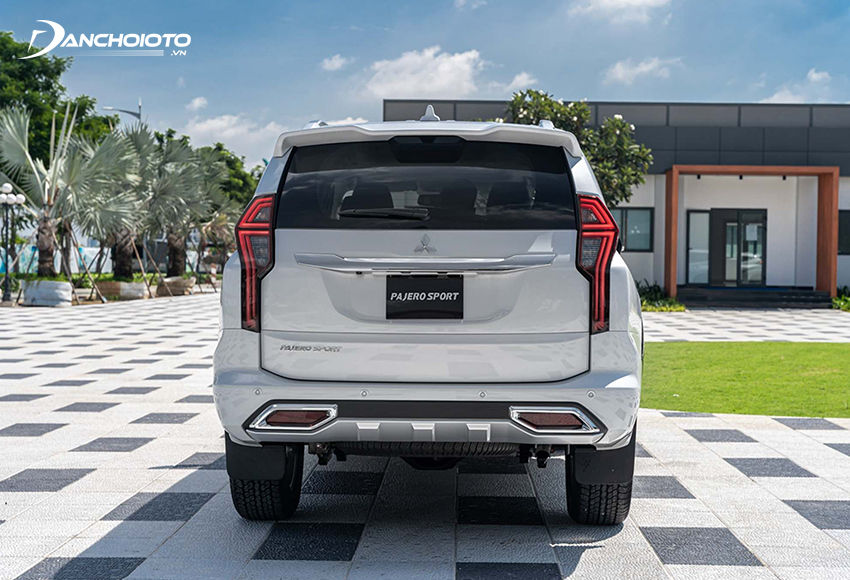 Đuôi xe Mitsubishi Pajero Sport 2023 có nhiều chi tiết nhỏ được tinh chỉnh lại bắt mắt hơn