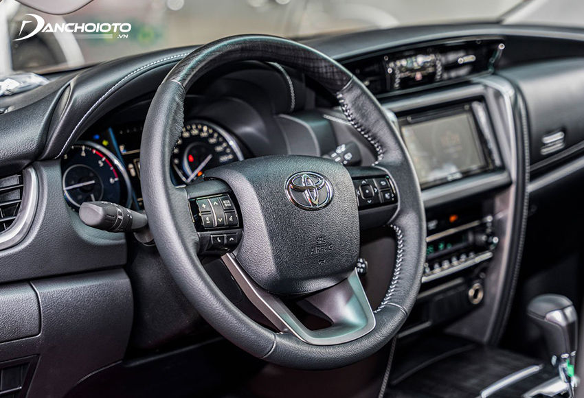 Vô lăng Toyota Fortuner dạng 4 chấu, bọc da và ốp gỗ