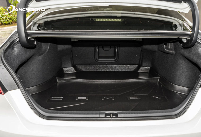 Khoang hành lý phía sau của Toyota Camry rất rộng rãi