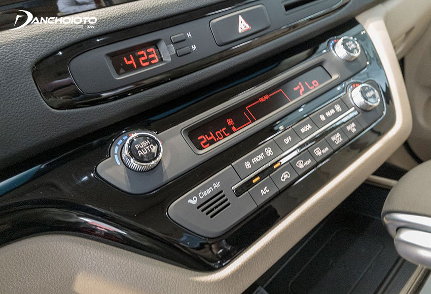 Kia Sedona 2023 được trang bị hệ thống điều hoà 3 vùng, lọc không khí