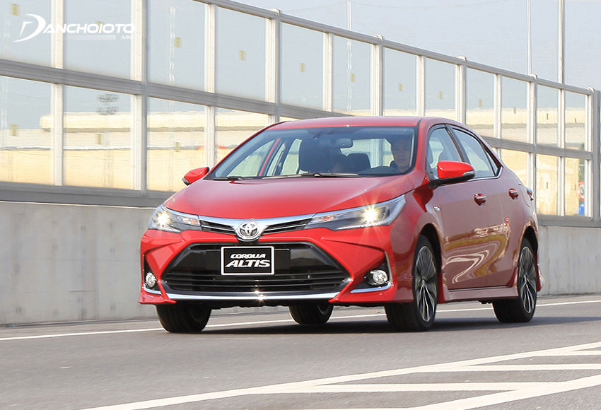 Toyota Corolla Altis được đánh giá là lựa chọn đáng tin cậy khi tìm mua xe tầm 700 triệu đồng