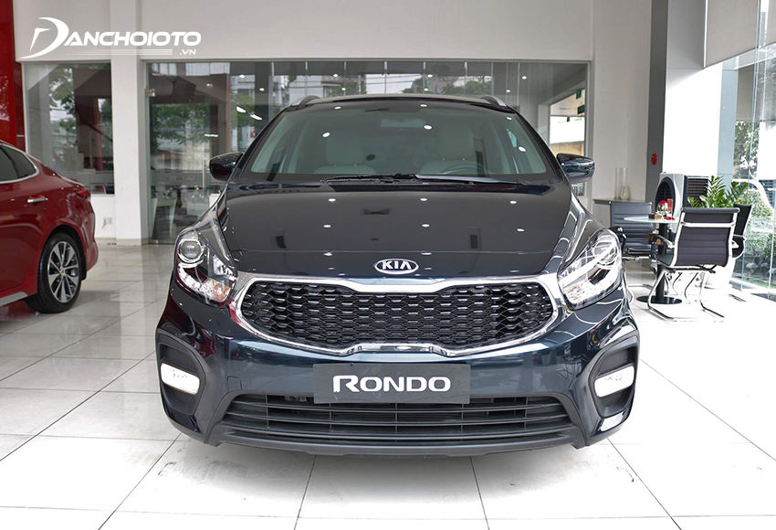 Đầu xe Kia Rondo 2020 nổi bật với lưới tản nhiệt mũi hổ tạo hình lục giác 3D