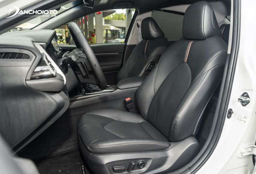 Ghế lái Toyota Camry 2023 chỉnh điện 10 hướng, ghế phụ chỉnh điện 8 hướng
